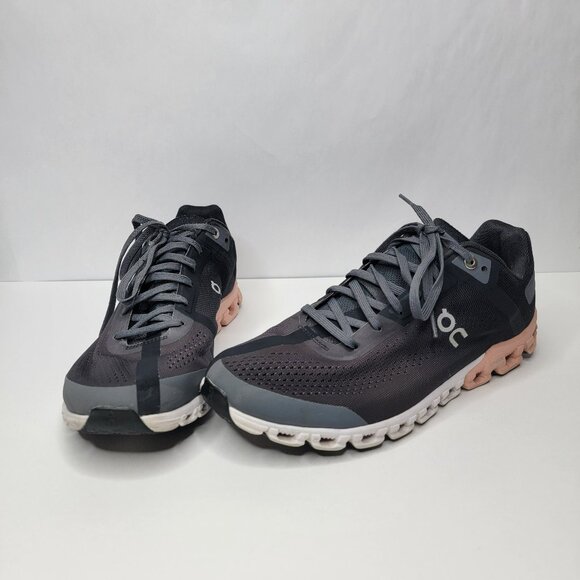 On Cloud Swiss Engineering Cloudflow Women's Gray & Black Running Shoes - Picture 1 of 10